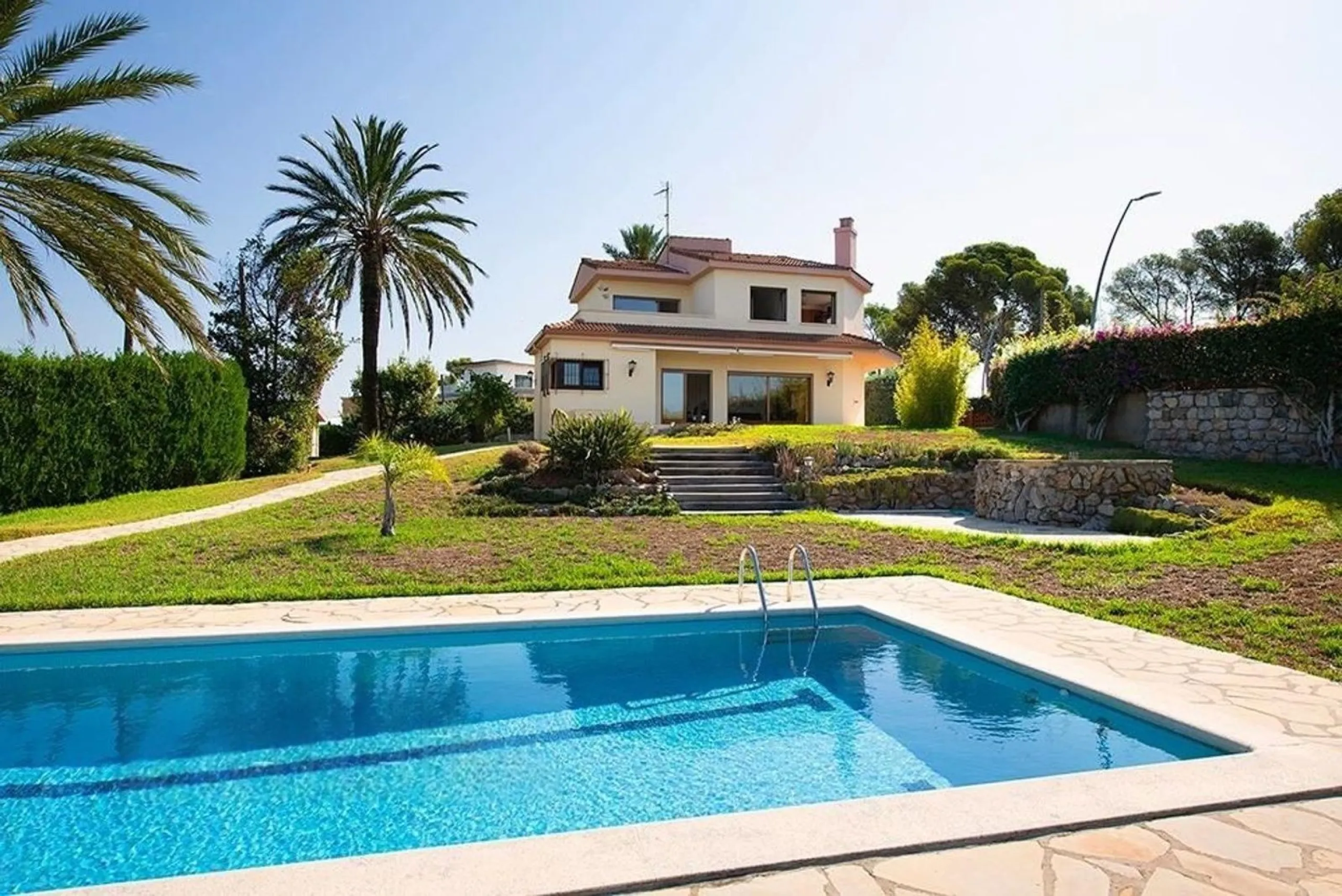 Casa exclusiva y privada con vistas panorámicas en Bellamar, Castelldefels