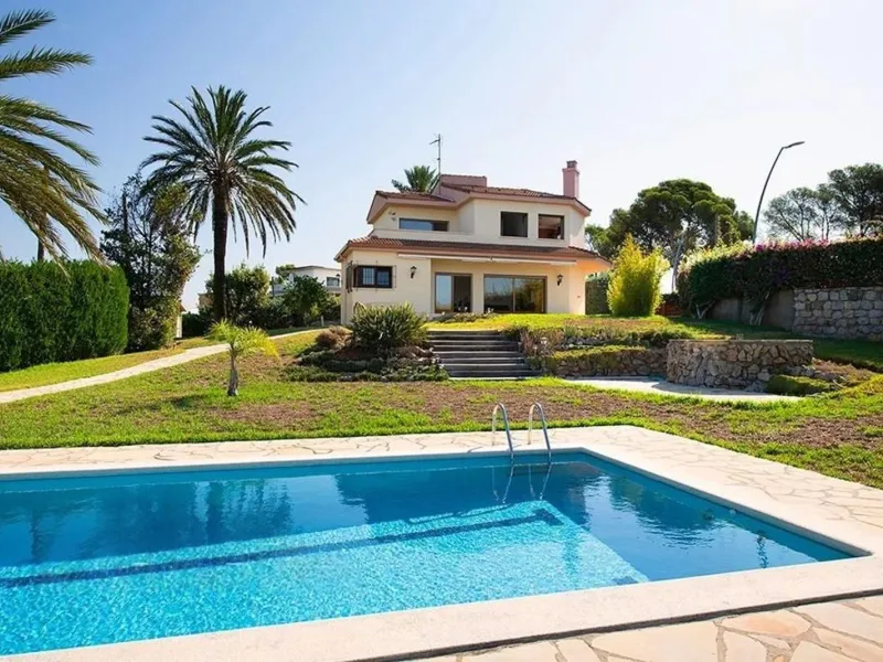 Casa exclusiva y privada con vistas panorámicas en Bellamar, Castelldefels