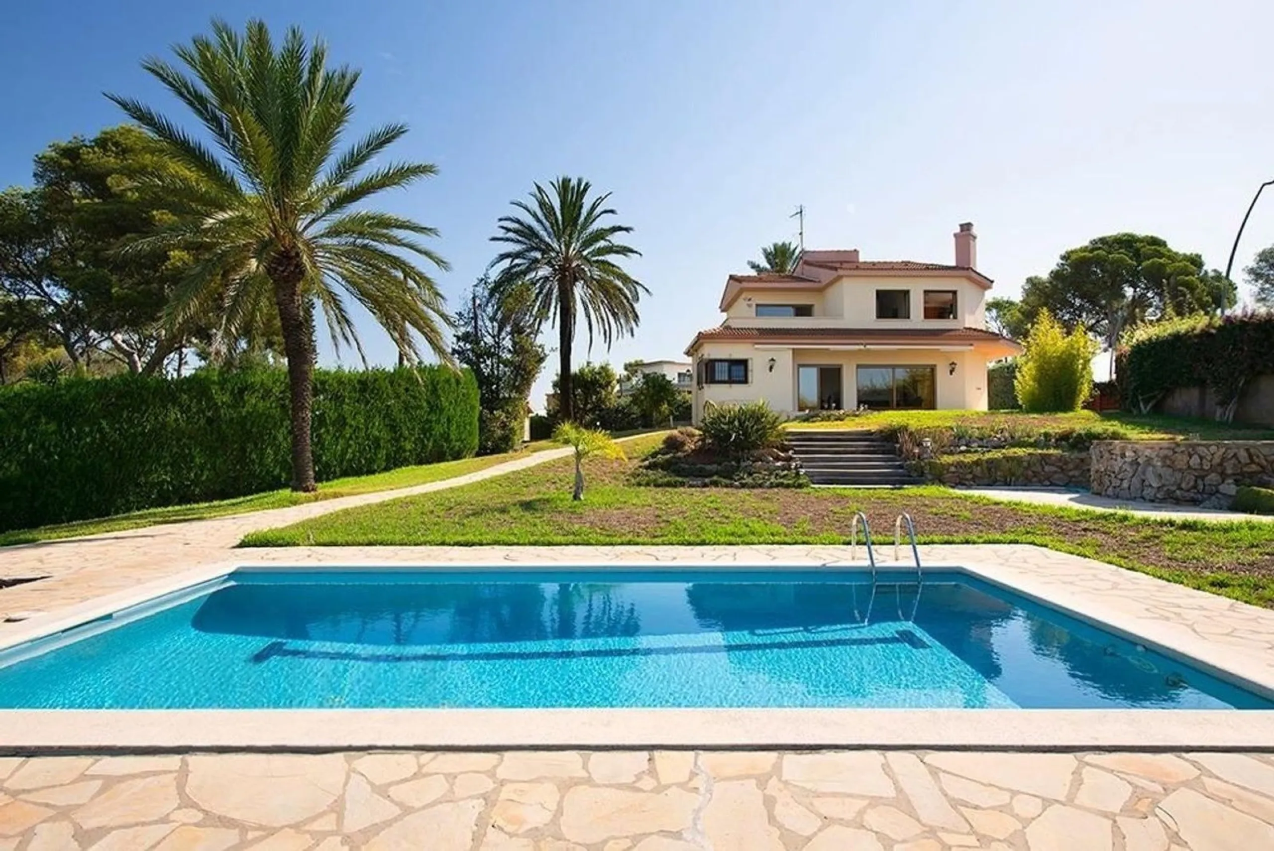 Casa exclusiva y privada con vistas panorámicas en Bellamar, Castelldefels