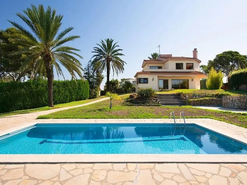 Casa exclusiva y privada con vistas panorámicas en Bellamar, Castelldefels