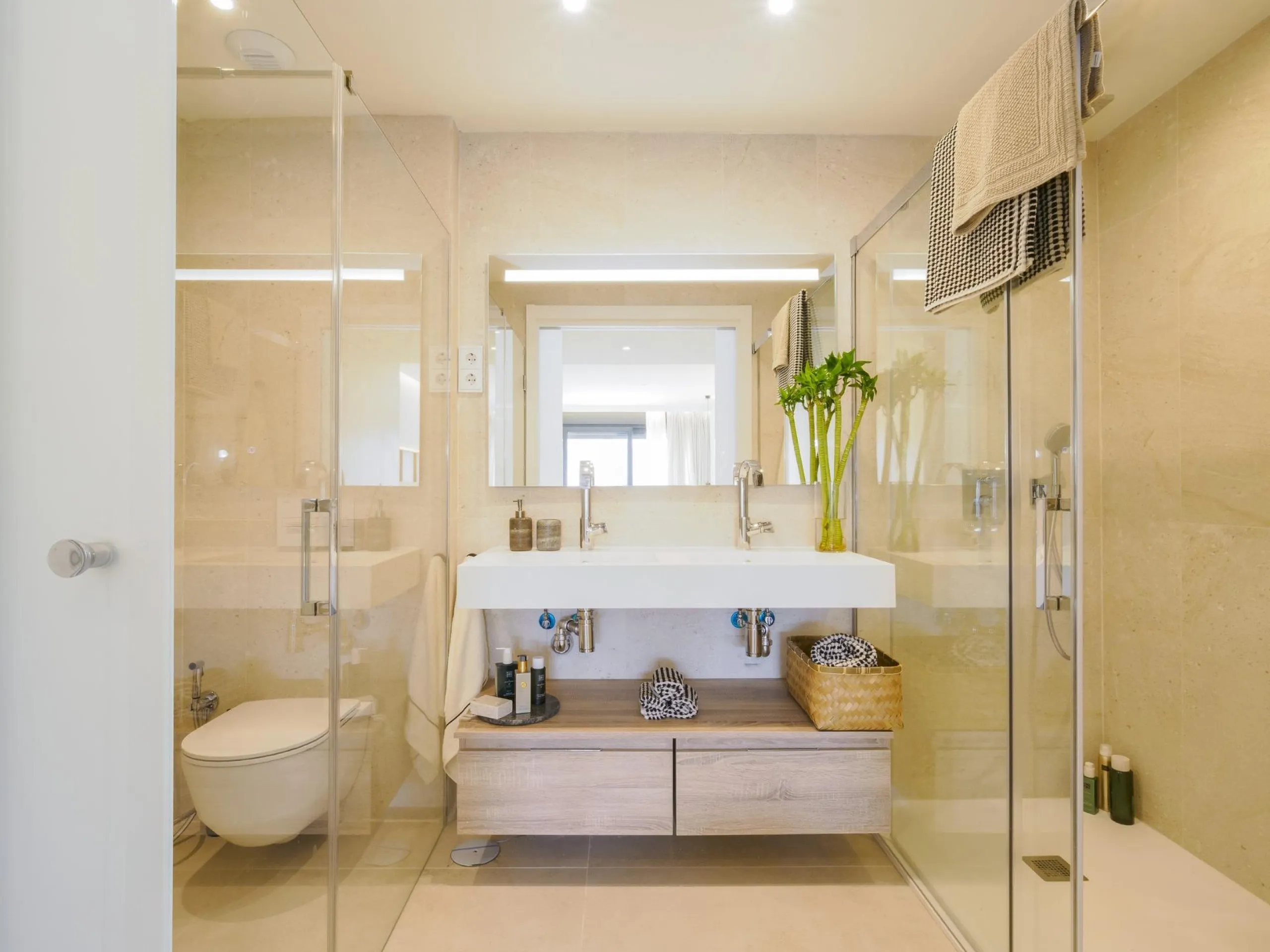 Luxurious New Build Townhouses with Sea Views in El Higuerón, Costa del Sol& & Exclusive 3- and 4-Bedroom Townhouses& & Discover a luxury lifestyle in the newly built 3- and 4-bedroom townhouses at El Higuerón, designed for those seeking high-