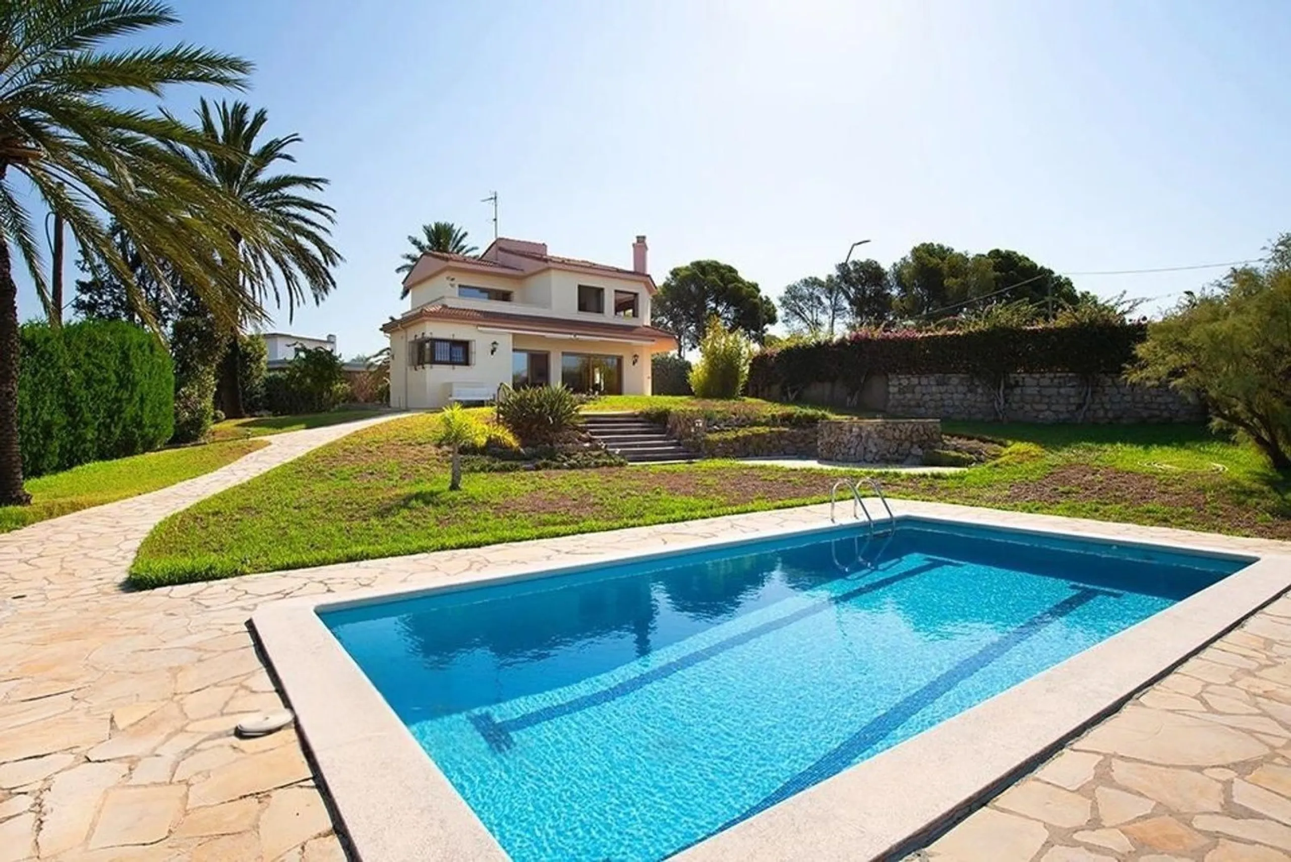 Casa exclusiva y privada con vistas panorámicas en Bellamar, Castelldefels