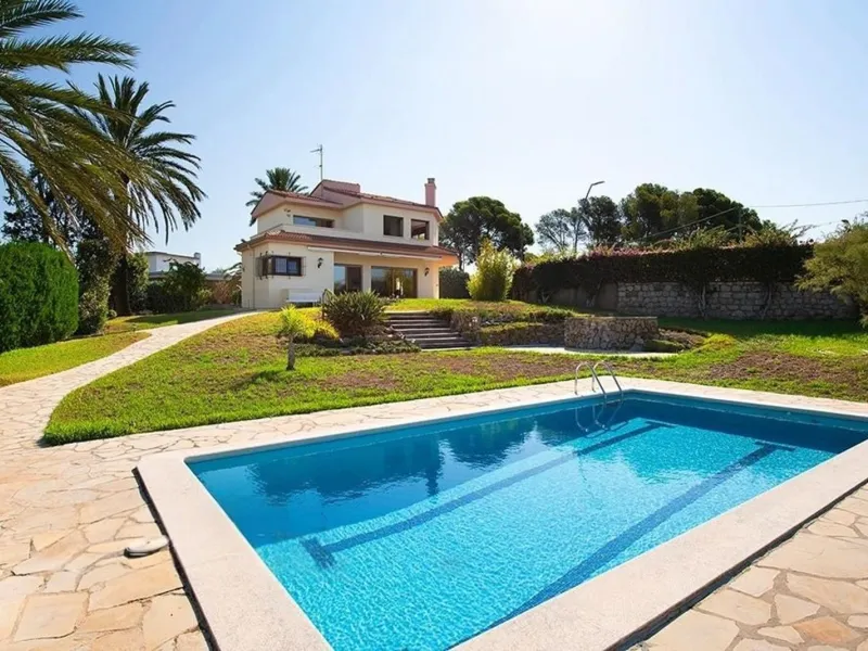 Casa exclusiva y privada con vistas panorámicas en Bellamar, Castelldefels
