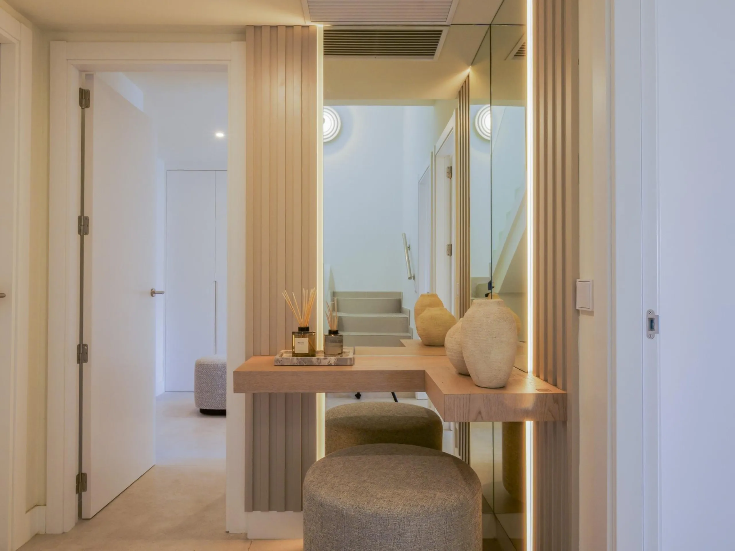 Роскошные таунхаусы с видом на море в Эль-Хигероне, Коста-дель-Соль& & Эксклюзивные таунхаусы с 3 и 4 спальнями& & Откройте для себя роскошный образ жизни в недавно построенных таунхаусах с 3 и 4 спальнями в Эль-Хигероне, предназначенных для т
