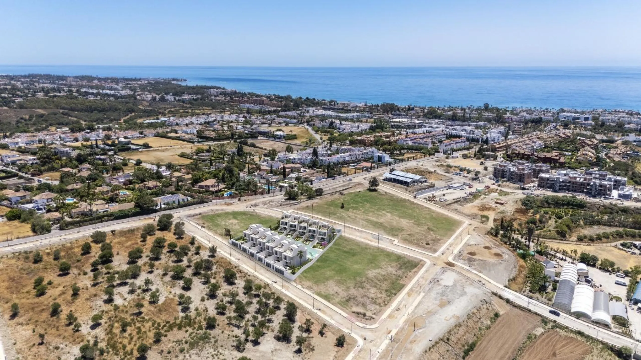 Exclusive New Build Residential Complex in Los Flamingos, Estepona& & Discover a unique opportunity to own a home in one of the most prestigious areas on the Costa del Sol. This new construction development offers 11 exquisitely designed townhouses 