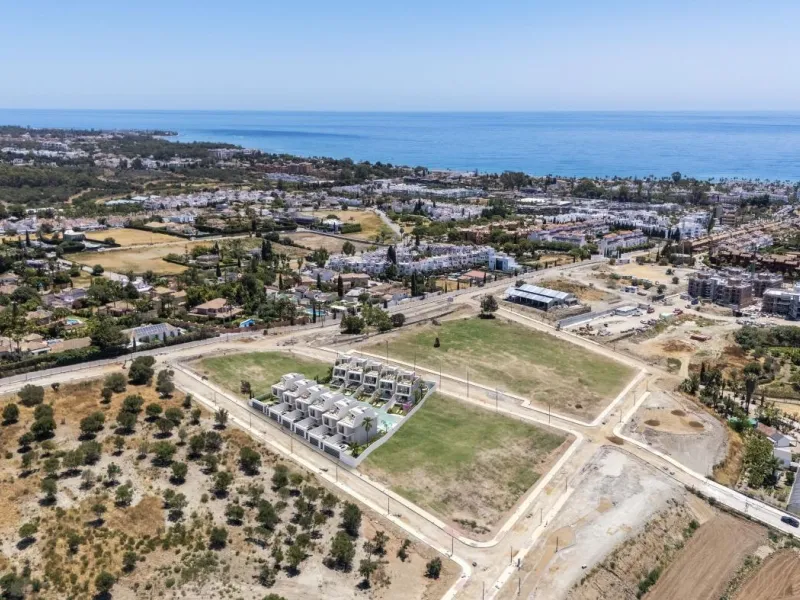 Exclusive New Build Residential Complex in Los Flamingos, Estepona& & Discover a unique opportunity to own a home in one of the most prestigious areas on the Costa del Sol. This new construction development offers 11 exquisitely designed townhouses 