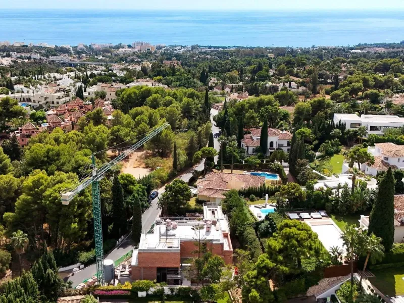 Contemporary Villa with Sea and Mountain Views in Cascada de Camoján, Marbella
