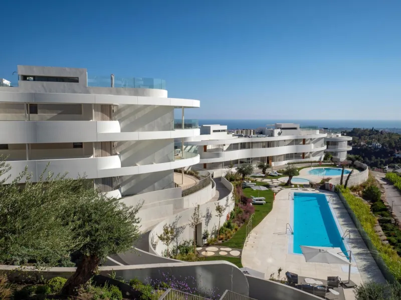 Luxury Living in the Marbella-Benahavís Hills: A Boutique Residential Community& & Prime Location Between Marbella and Benahavís& Nestled between the iconic towns of Marbella and Benahavís, this boutique residential community offers unparalleled 