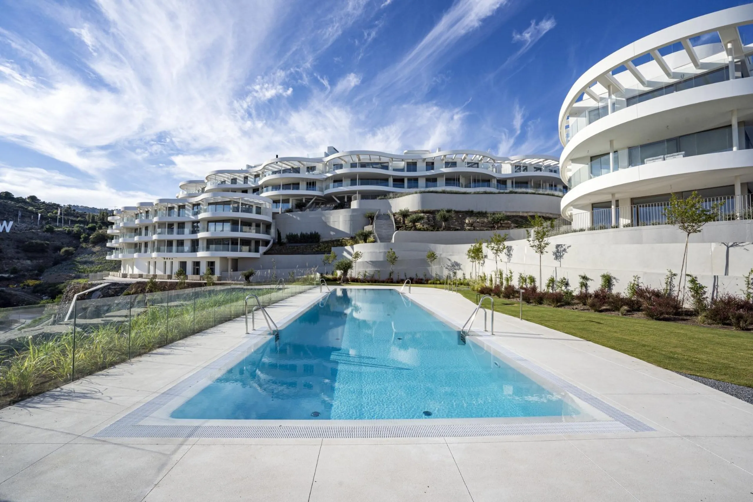 Luxury Living in the Marbella-Benahavís Hills: A Boutique Residential Community& & Prime Location Between Marbella and Benahavís& Nestled between the iconic towns of Marbella and Benahavís, this boutique residential community offers unparalleled 
