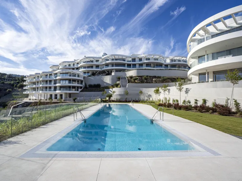 Luxury Living in the Marbella-Benahavís Hills: A Boutique Residential Community& & Prime Location Between Marbella and Benahavís& Nestled between the iconic towns of Marbella and Benahavís, this boutique residential community offers unparalleled 