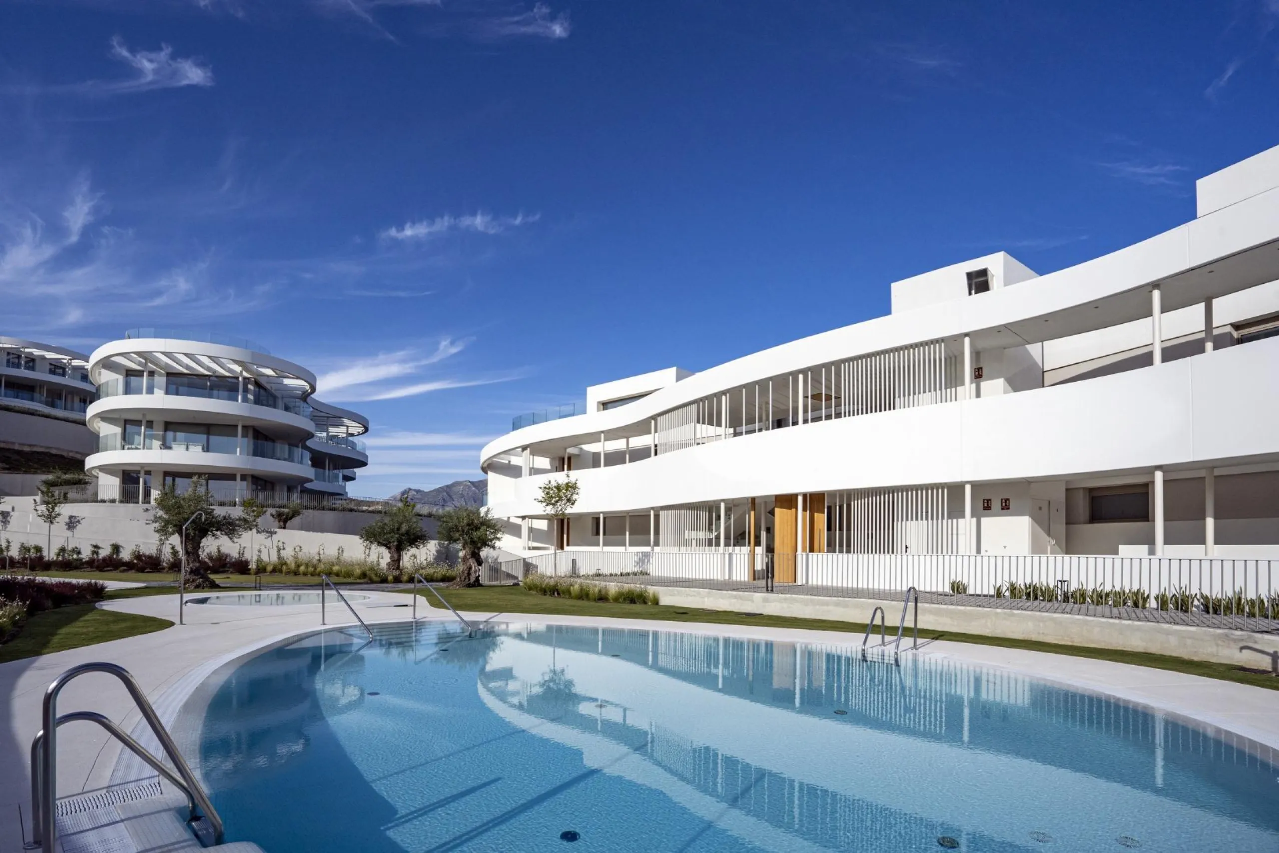 Luxury Living in the Marbella-Benahavís Hills: A Boutique Residential Community& & Prime Location Between Marbella and Benahavís& Nestled between the iconic towns of Marbella and Benahavís, this boutique residential community offers unparalleled 
