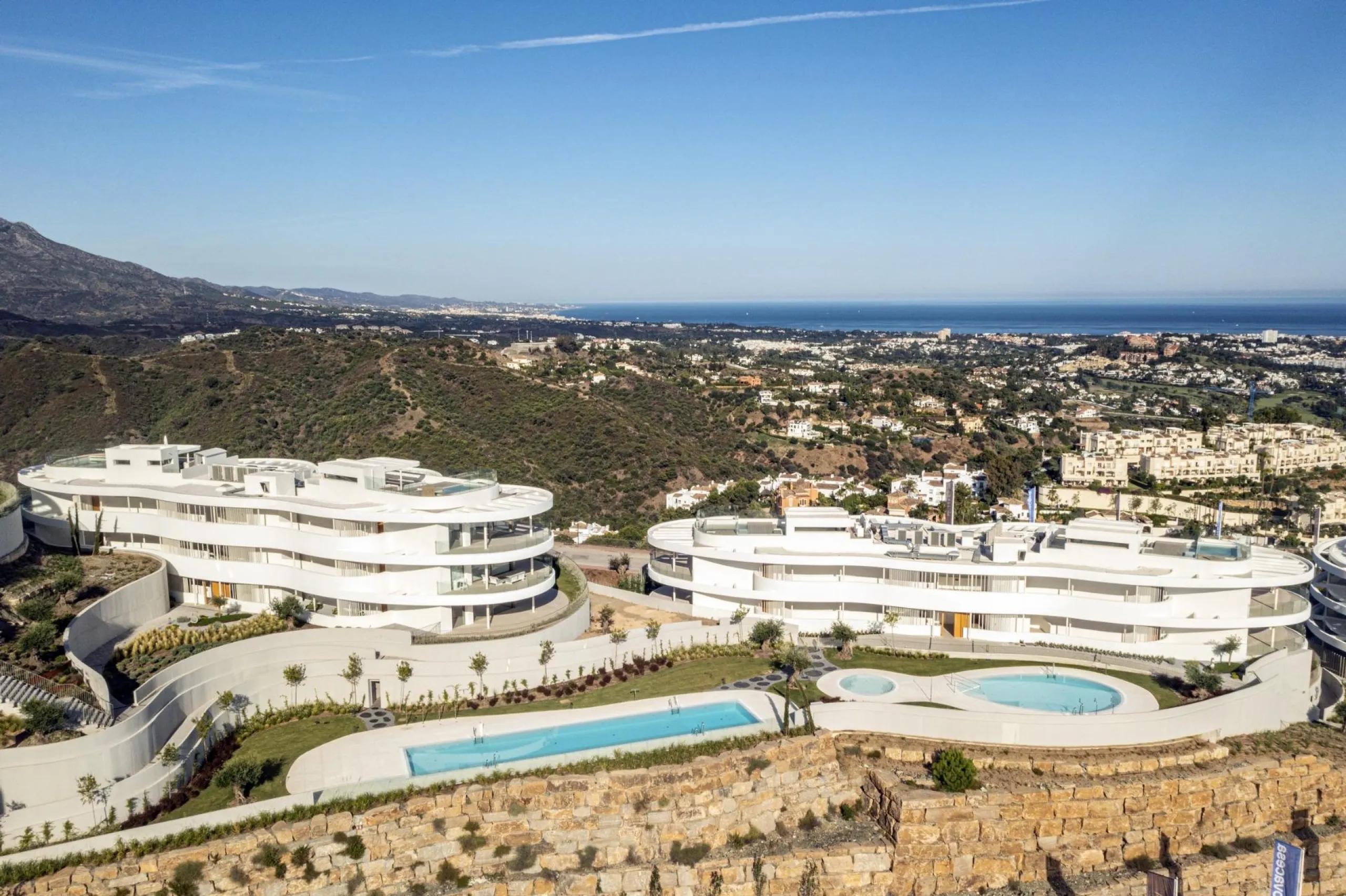 Luxury Living in the Marbella-Benahavís Hills: A Boutique Residential Community& & Prime Location Between Marbella and Benahavís& Nestled between the iconic towns of Marbella and Benahavís, this boutique residential community offers unparalleled 