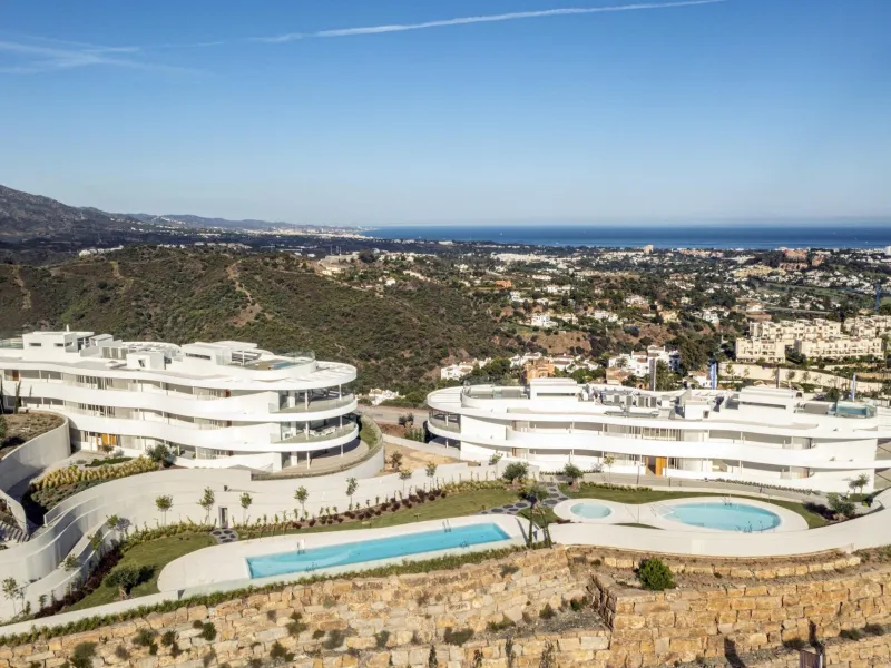 Luxury Living in the Marbella-Benahavís Hills: A Boutique Residential Community& & Prime Location Between Marbella and Benahavís& Nestled between the iconic towns of Marbella and Benahavís, this boutique residential community offers unparalleled 