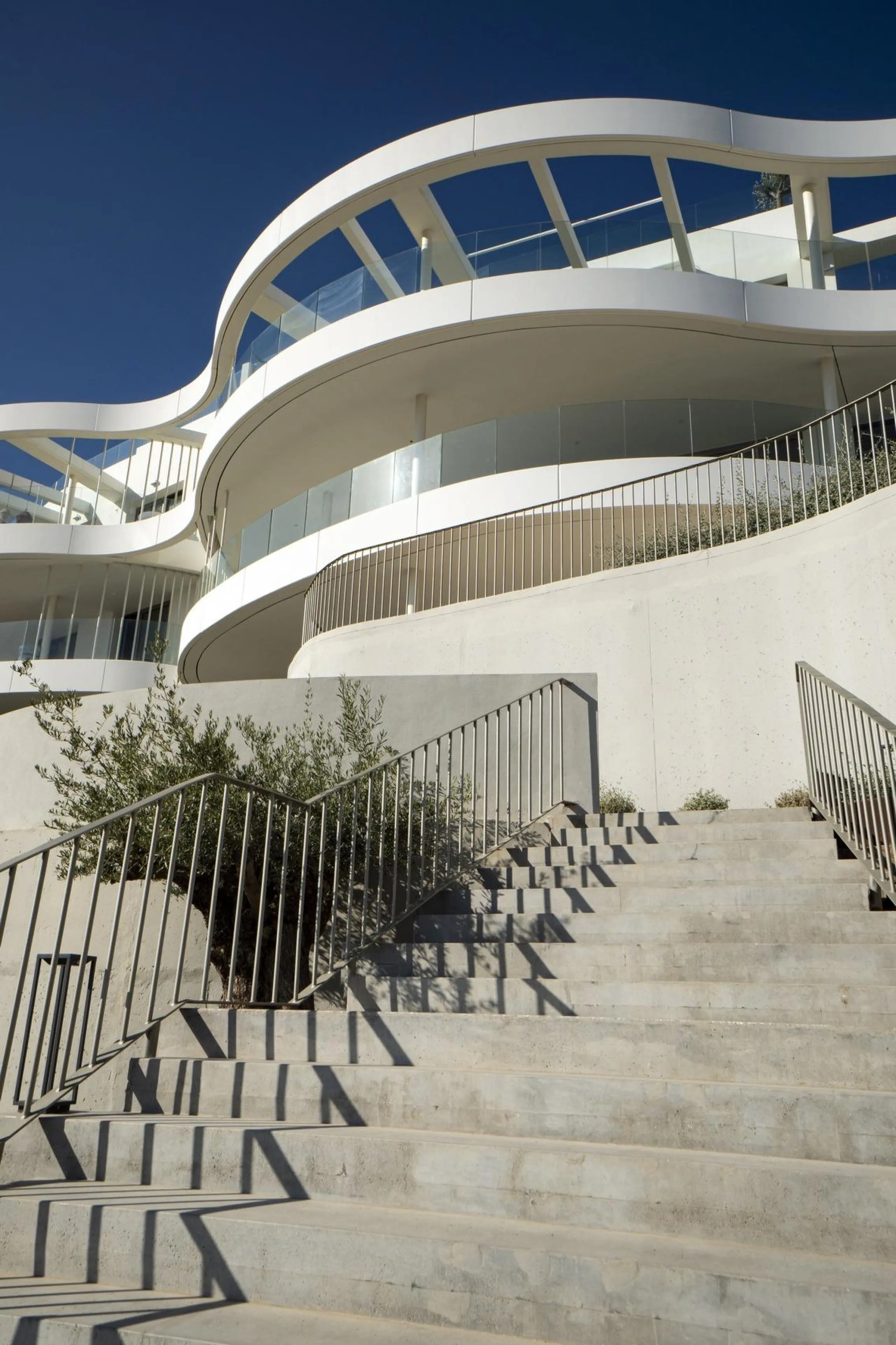 Luxury Living in the Marbella-Benahavís Hills: A Boutique Residential Community& & Prime Location Between Marbella and Benahavís& Nestled between the iconic towns of Marbella and Benahavís, this boutique residential community offers unparalleled 