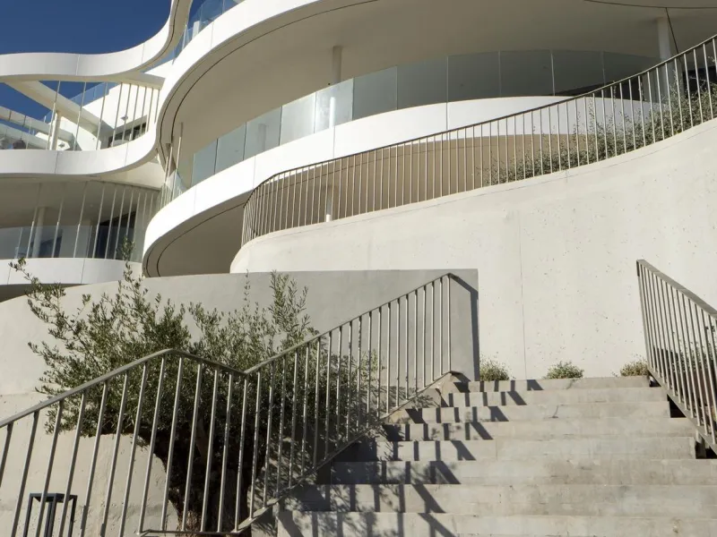 Luxury Living in the Marbella-Benahavís Hills: A Boutique Residential Community& & Prime Location Between Marbella and Benahavís& Nestled between the iconic towns of Marbella and Benahavís, this boutique residential community offers unparalleled 