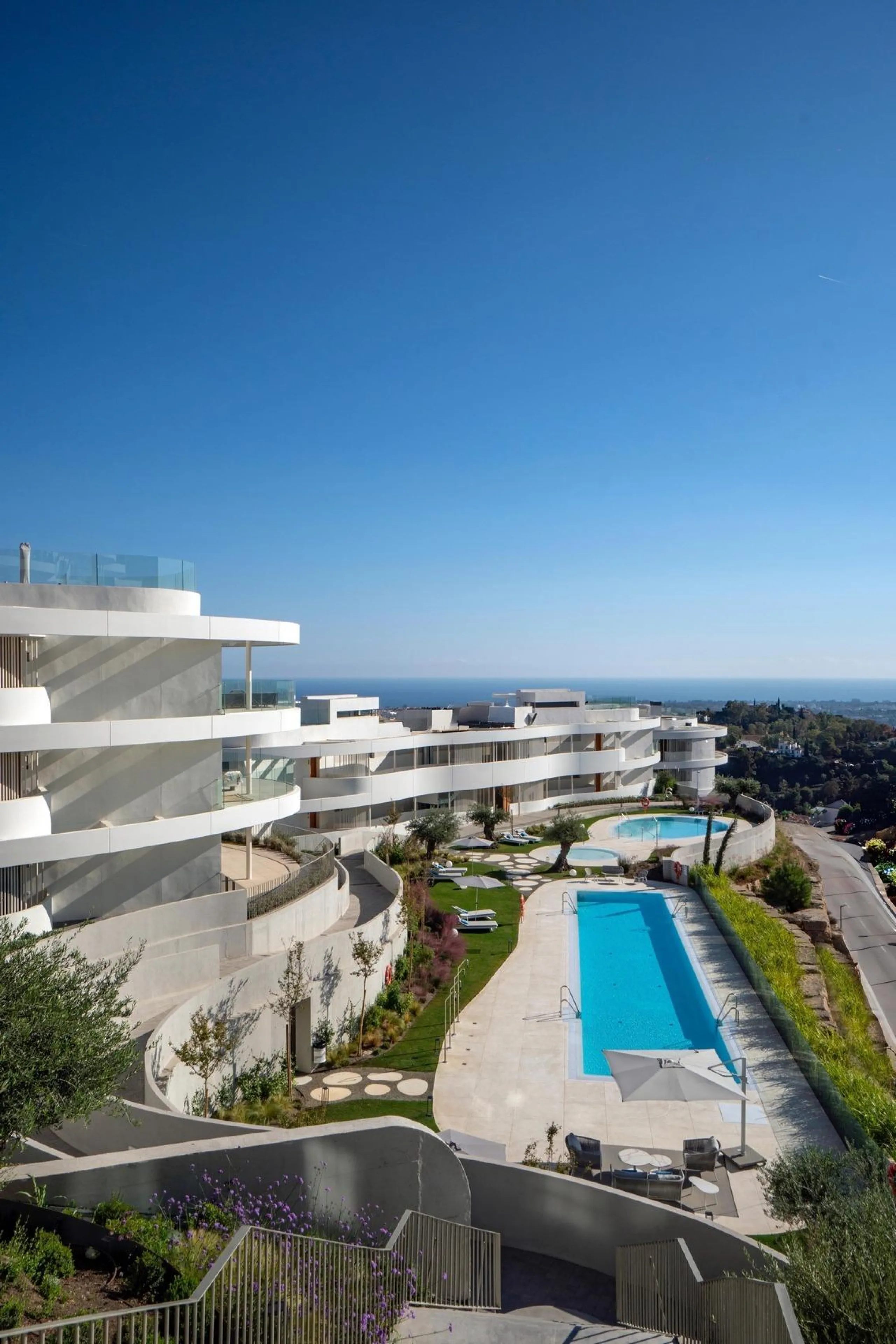 Luxury Living in the Marbella-Benahavís Hills: A Boutique Residential Community& & Prime Location Between Marbella and Benahavís& Nestled between the iconic towns of Marbella and Benahavís, this boutique residential community offers unparalleled 