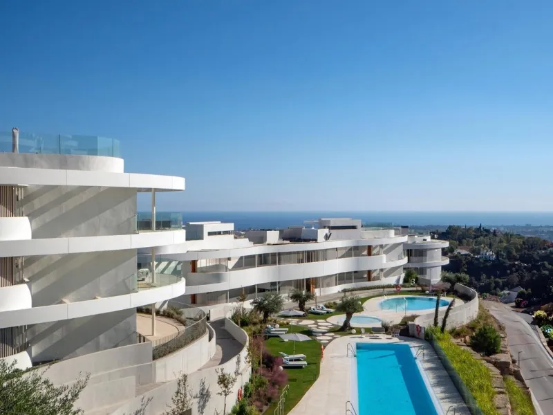 Luxury Living in the Marbella-Benahavís Hills: A Boutique Residential Community& & Prime Location Between Marbella and Benahavís& Nestled between the iconic towns of Marbella and Benahavís, this boutique residential community offers unparalleled 