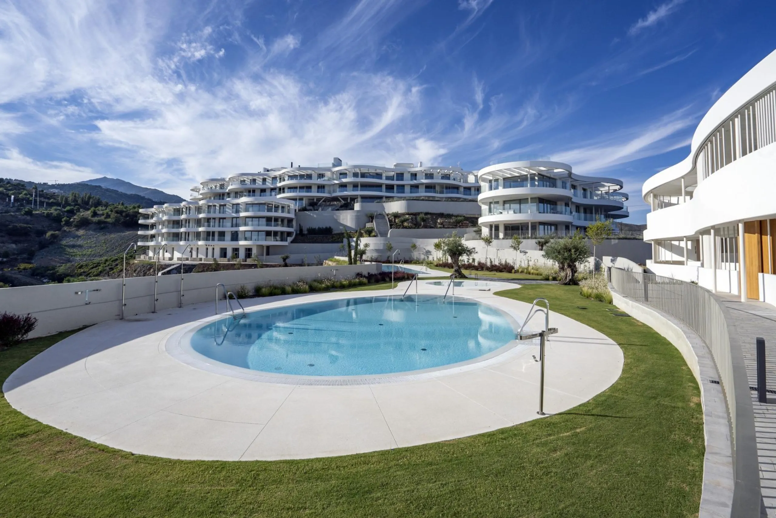 Luxury Living in the Marbella-Benahavís Hills: A Boutique Residential Community& & Prime Location Between Marbella and Benahavís& Nestled between the iconic towns of Marbella and Benahavís, this boutique residential community offers unparalleled 