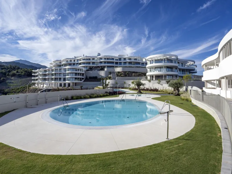 Luxury Living in the Marbella-Benahavís Hills: A Boutique Residential Community& & Prime Location Between Marbella and Benahavís& Nestled between the iconic towns of Marbella and Benahavís, this boutique residential community offers unparalleled 