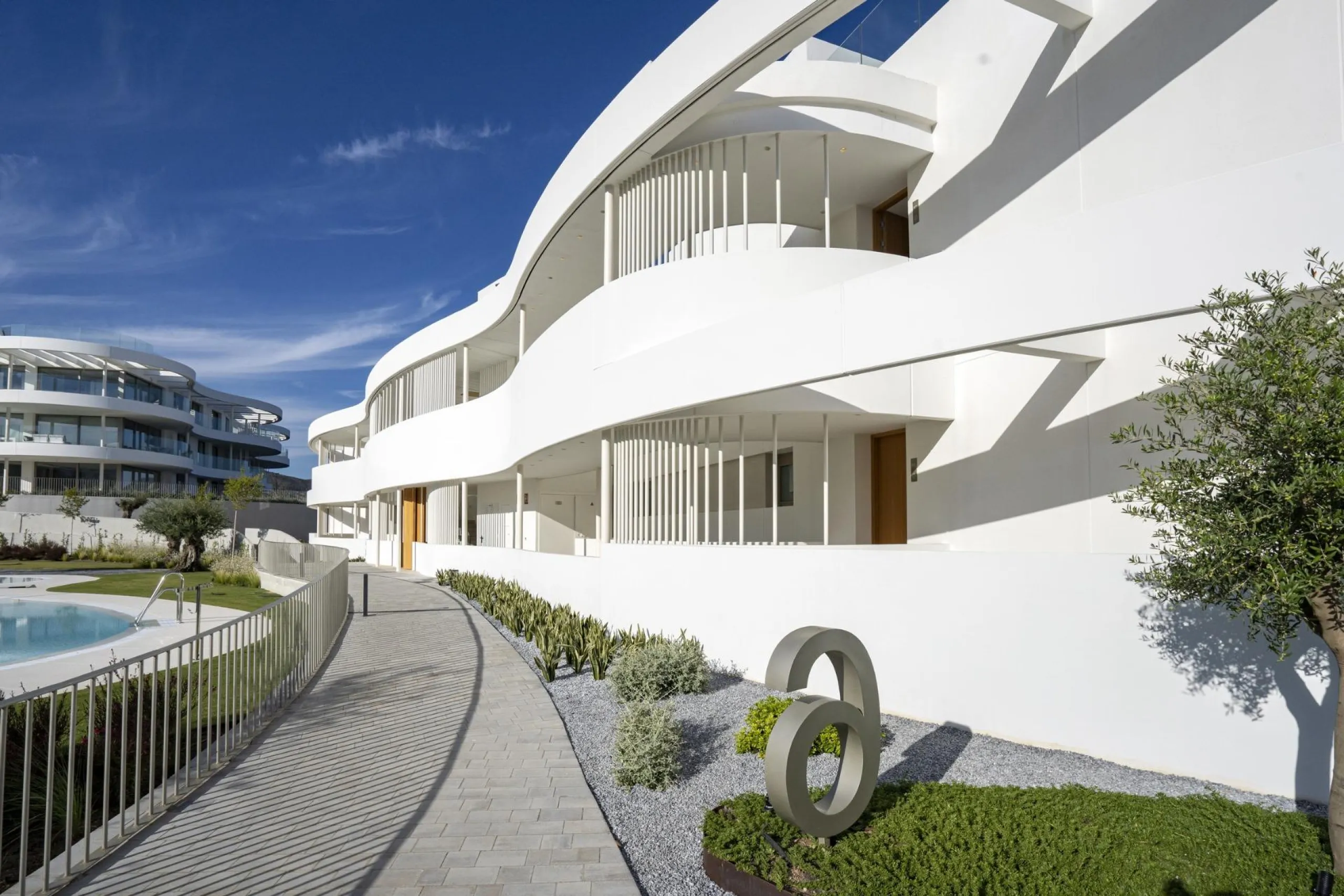 Luxury Living in the Marbella-Benahavís Hills: A Boutique Residential Community& & Prime Location Between Marbella and Benahavís& Nestled between the iconic towns of Marbella and Benahavís, this boutique residential community offers unparalleled 