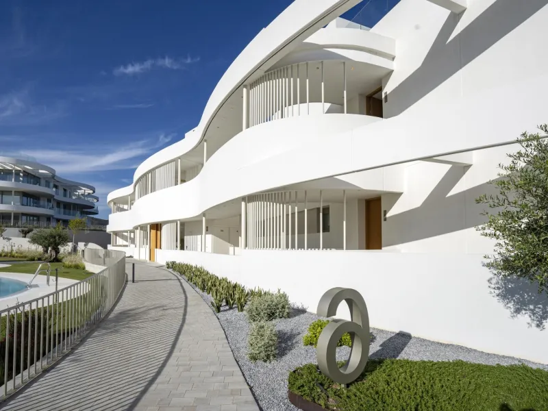 Luxury Living in the Marbella-Benahavís Hills: A Boutique Residential Community& & Prime Location Between Marbella and Benahavís& Nestled between the iconic towns of Marbella and Benahavís, this boutique residential community offers unparalleled 