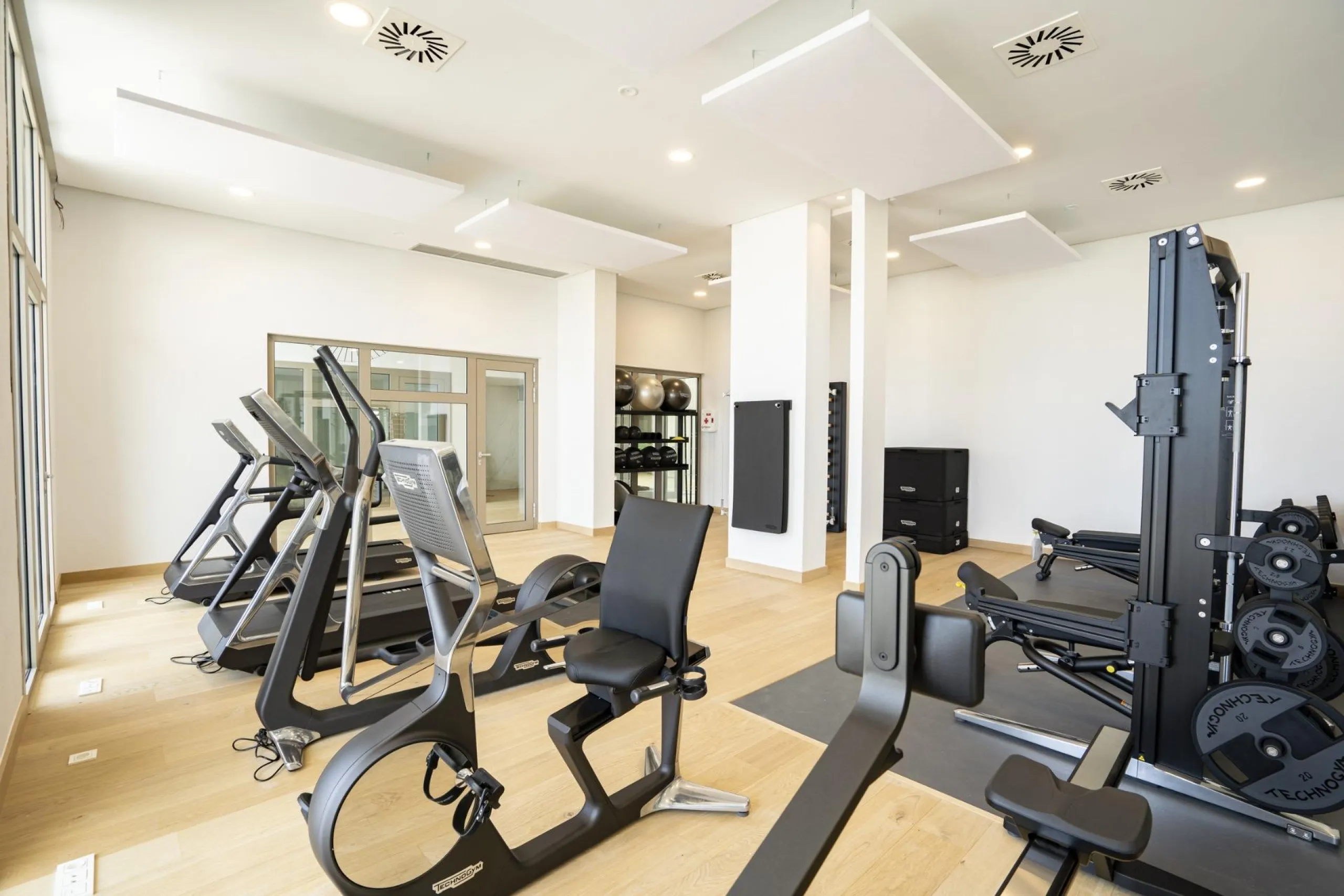 Luxury Living in the Marbella-Benahavís Hills: A Boutique Residential Community& & Prime Location Between Marbella and Benahavís& Nestled between the iconic towns of Marbella and Benahavís, this boutique residential community offers unparalleled 