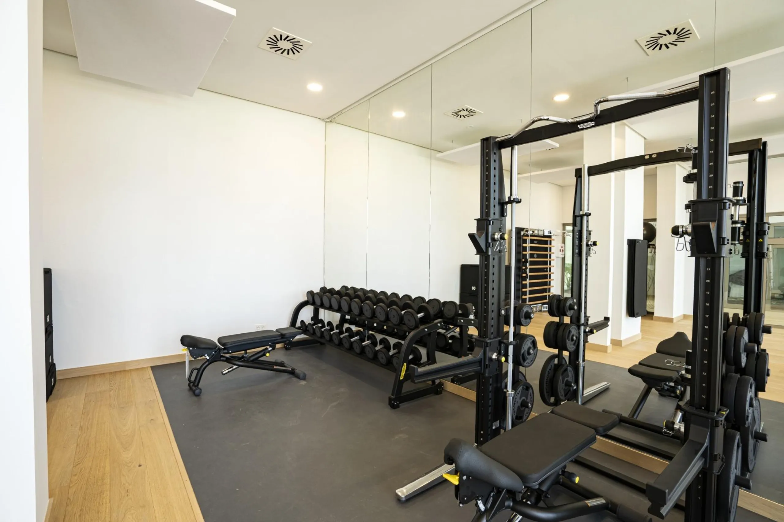 Luxury Living in the Marbella-Benahavís Hills: A Boutique Residential Community& & Prime Location Between Marbella and Benahavís& Nestled between the iconic towns of Marbella and Benahavís, this boutique residential community offers unparalleled 