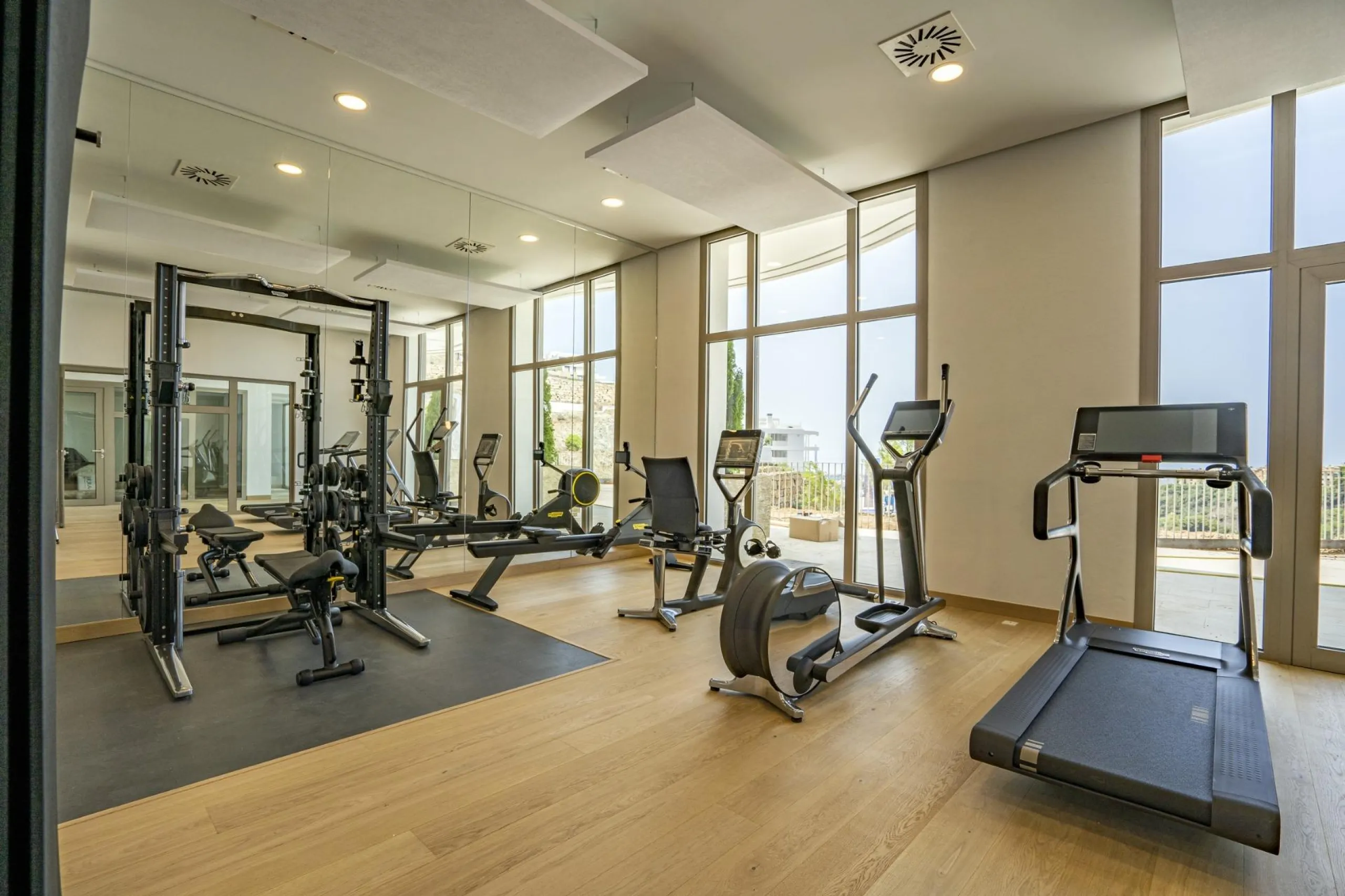 Luxury Living in the Marbella-Benahavís Hills: A Boutique Residential Community& & Prime Location Between Marbella and Benahavís& Nestled between the iconic towns of Marbella and Benahavís, this boutique residential community offers unparalleled 