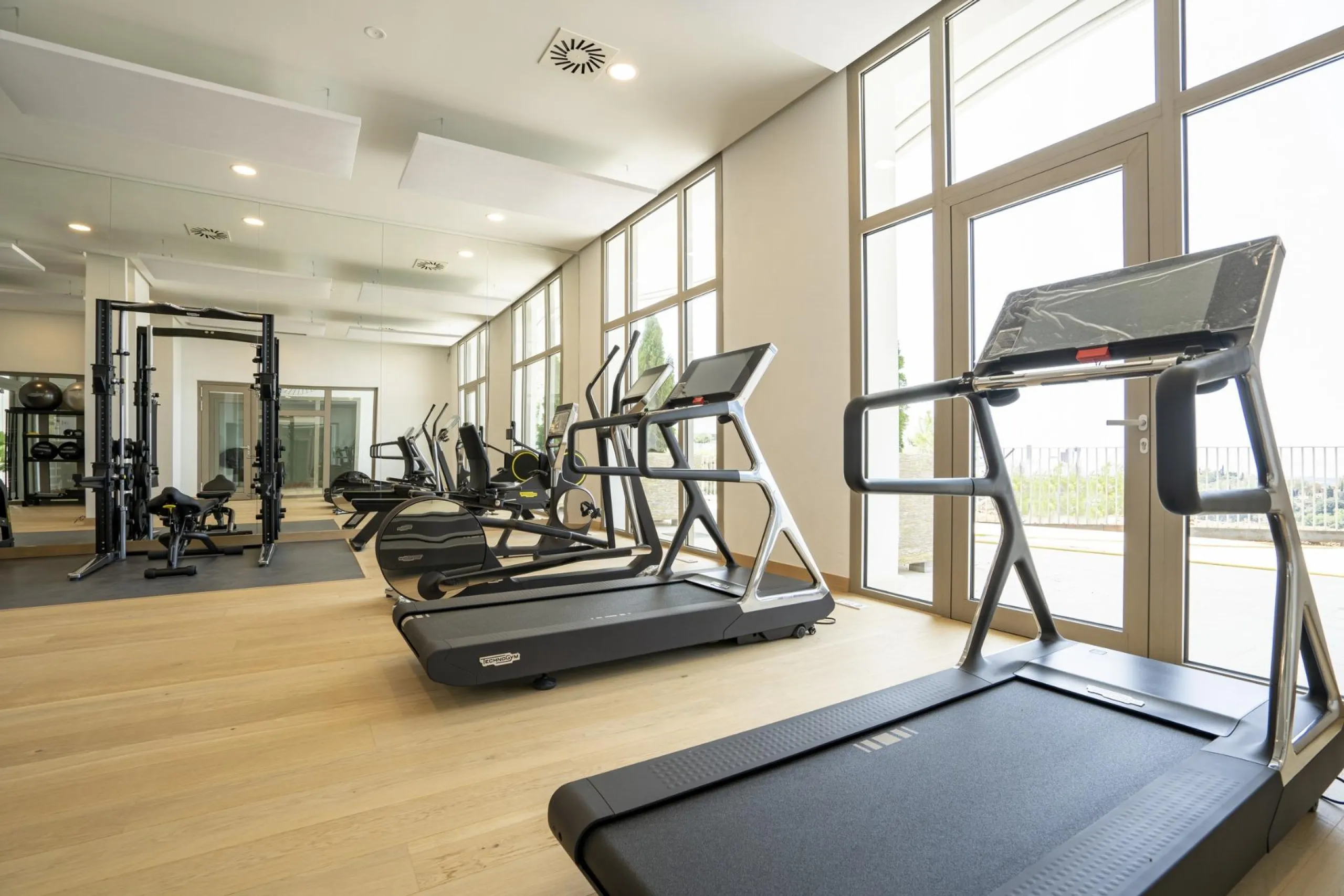 Luxury Living in the Marbella-Benahavís Hills: A Boutique Residential Community& & Prime Location Between Marbella and Benahavís& Nestled between the iconic towns of Marbella and Benahavís, this boutique residential community offers unparalleled 
