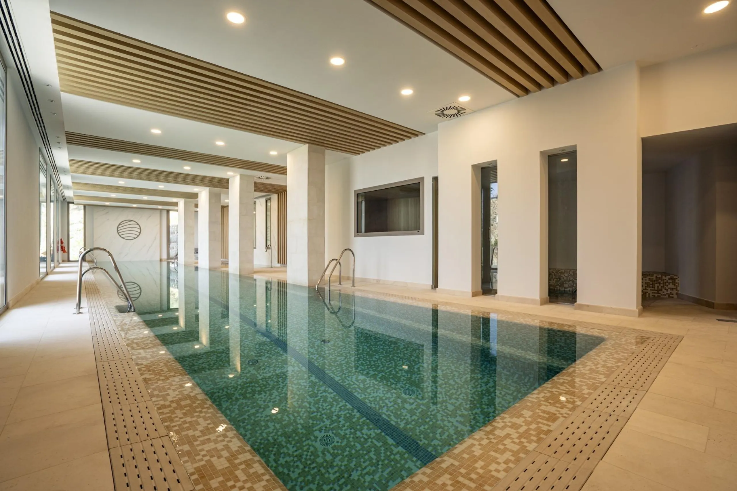 Luxury Living in the Marbella-Benahavís Hills: A Boutique Residential Community& & Prime Location Between Marbella and Benahavís& Nestled between the iconic towns of Marbella and Benahavís, this boutique residential community offers unparalleled 