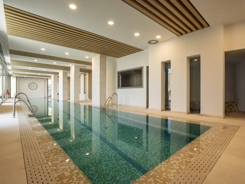 Luxury Living in the Marbella-Benahavís Hills: A Boutique Residential Community& & Prime Location Between Marbella and Benahavís& Nestled between the iconic towns of Marbella and Benahavís, this boutique residential community offers unparalleled 
