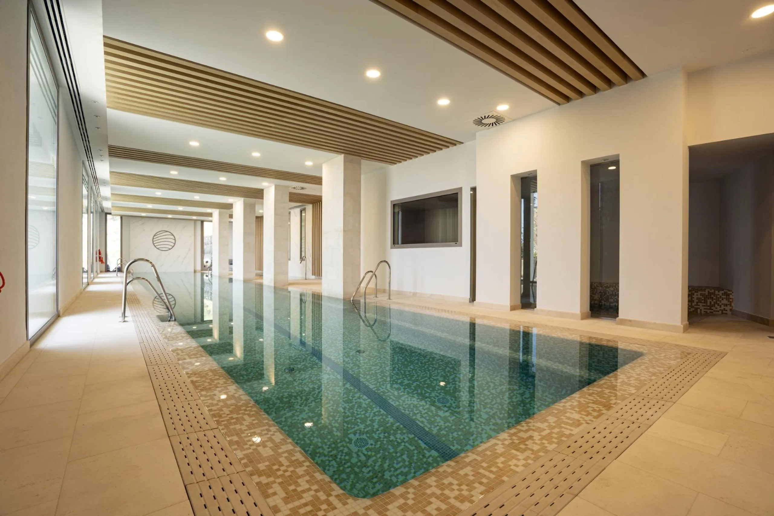Luxury Living in the Marbella-Benahavís Hills: A Boutique Residential Community& & Prime Location Between Marbella and Benahavís& Nestled between the iconic towns of Marbella and Benahavís, this boutique residential community offers unparalleled 