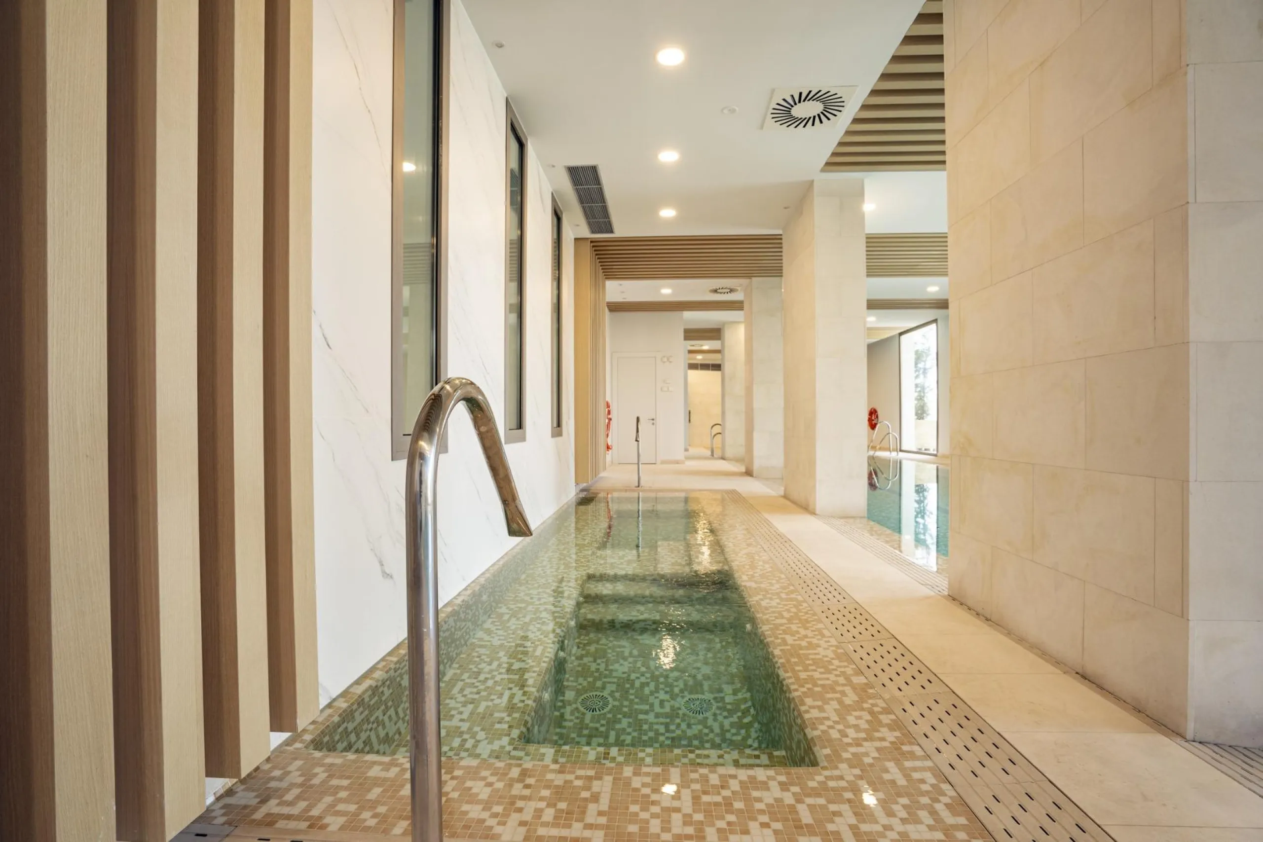Luxury Living in the Marbella-Benahavís Hills: A Boutique Residential Community& & Prime Location Between Marbella and Benahavís& Nestled between the iconic towns of Marbella and Benahavís, this boutique residential community offers unparalleled 