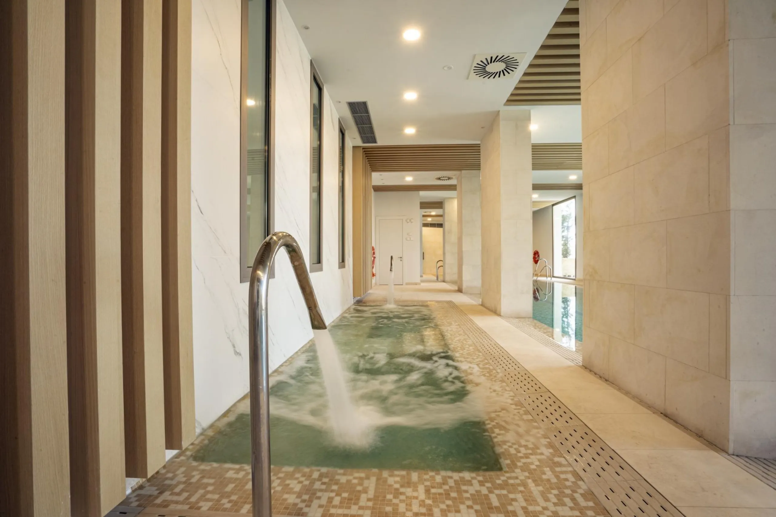 Luxury Living in the Marbella-Benahavís Hills: A Boutique Residential Community& & Prime Location Between Marbella and Benahavís& Nestled between the iconic towns of Marbella and Benahavís, this boutique residential community offers unparalleled 