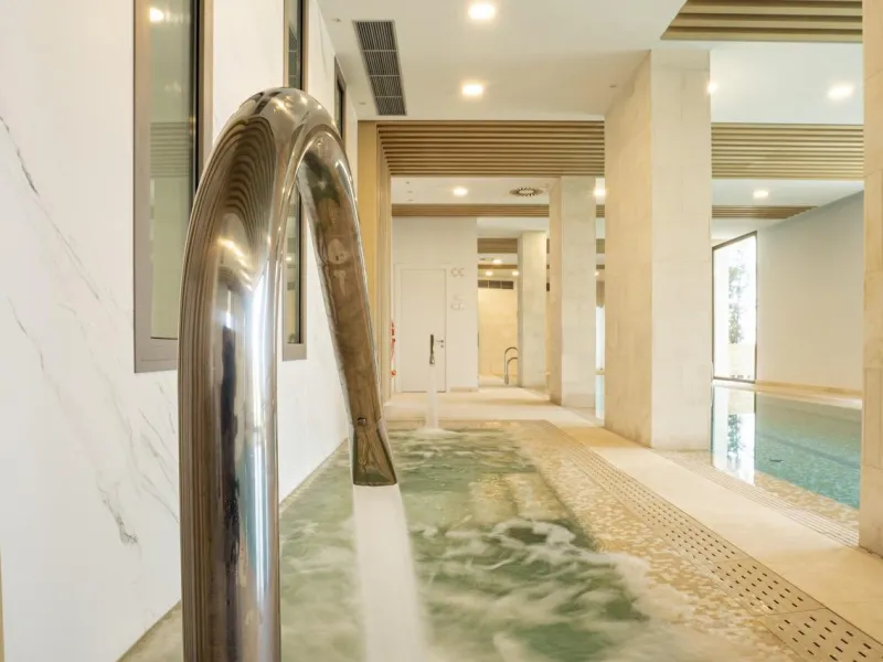 Luxury Living in the Marbella-Benahavís Hills: A Boutique Residential Community& & Prime Location Between Marbella and Benahavís& Nestled between the iconic towns of Marbella and Benahavís, this boutique residential community offers unparalleled 