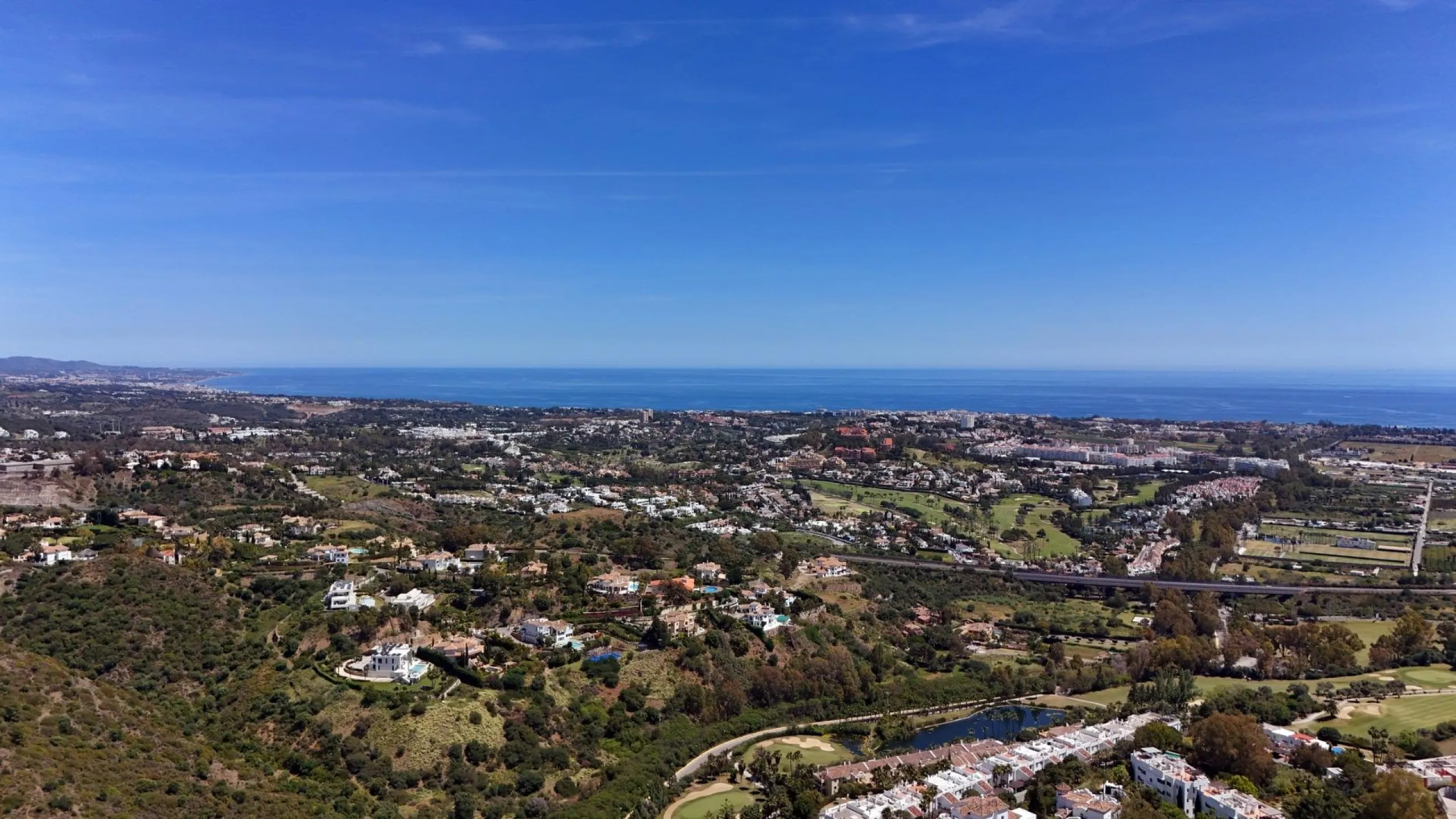 Luxury Living in the Marbella-Benahavís Hills: A Boutique Residential Community& & Prime Location Between Marbella and Benahavís& Nestled between the iconic towns of Marbella and Benahavís, this boutique residential community offers unparalleled 