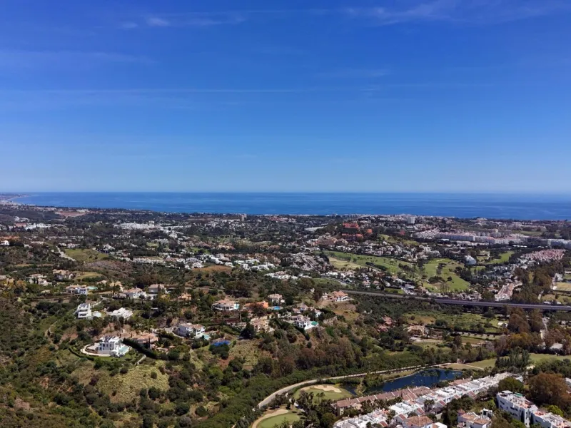 Luxury Living in the Marbella-Benahavís Hills: A Boutique Residential Community& & Prime Location Between Marbella and Benahavís& Nestled between the iconic towns of Marbella and Benahavís, this boutique residential community offers unparalleled 