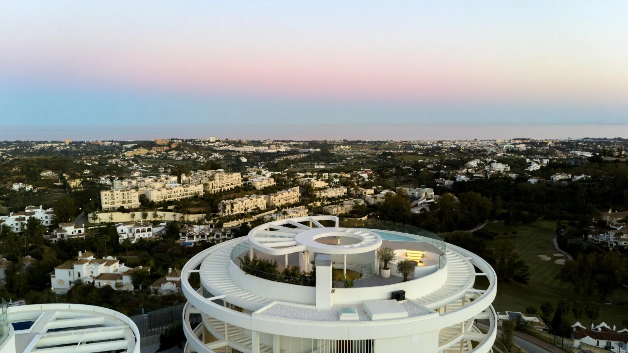 Luxury Living in the Marbella-Benahavís Hills: A Boutique Residential Community& & Prime Location Between Marbella and Benahavís& Nestled between the iconic towns of Marbella and Benahavís, this boutique residential community offers unparalleled 