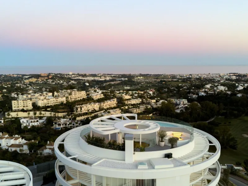 Luxury Living in the Marbella-Benahavís Hills: A Boutique Residential Community& & Prime Location Between Marbella and Benahavís& Nestled between the iconic towns of Marbella and Benahavís, this boutique residential community offers unparalleled 