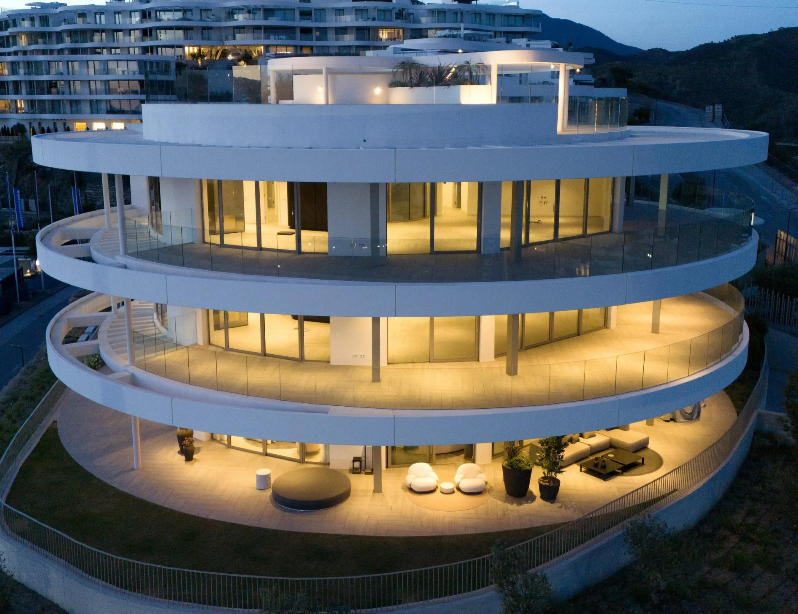 Luxury Living in the Marbella-Benahavís Hills: A Boutique Residential Community& & Prime Location Between Marbella and Benahavís& Nestled between the iconic towns of Marbella and Benahavís, this boutique residential community offers unparalleled 
