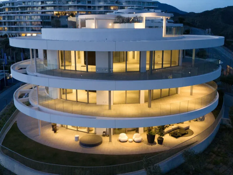 Luxury Living in the Marbella-Benahavís Hills: A Boutique Residential Community& & Prime Location Between Marbella and Benahavís& Nestled between the iconic towns of Marbella and Benahavís, this boutique residential community offers unparalleled 