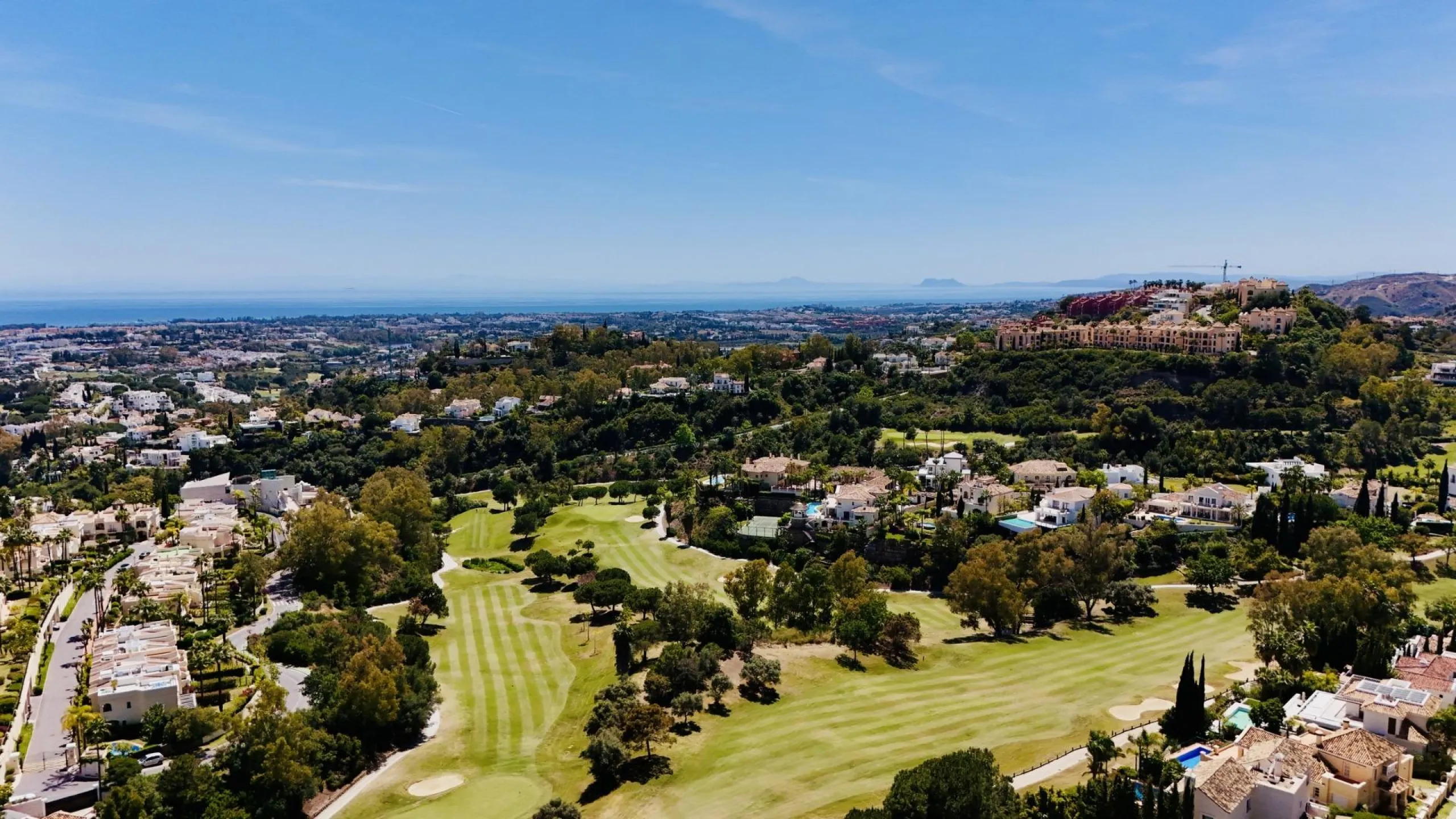 Luxury Living in the Marbella-Benahavís Hills: A Boutique Residential Community& & Prime Location Between Marbella and Benahavís& Nestled between the iconic towns of Marbella and Benahavís, this boutique residential community offers unparalleled 