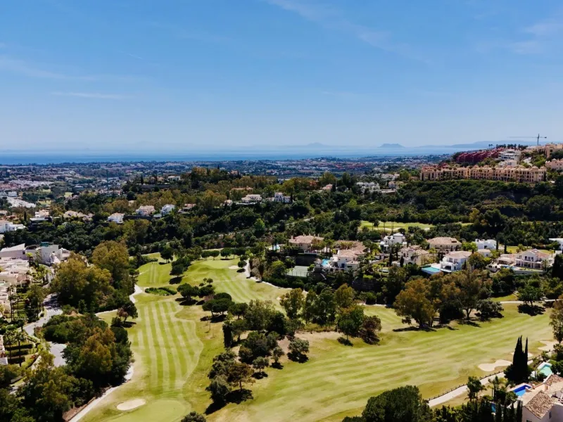 Luxury Living in the Marbella-Benahavís Hills: A Boutique Residential Community& & Prime Location Between Marbella and Benahavís& Nestled between the iconic towns of Marbella and Benahavís, this boutique residential community offers unparalleled 