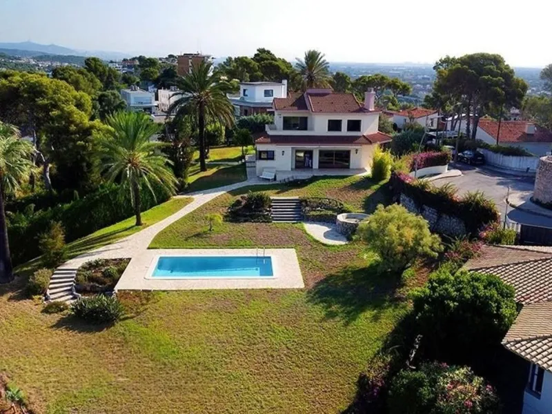 Casa exclusiva y privada con vistas panorámicas en Bellamar, Castelldefels