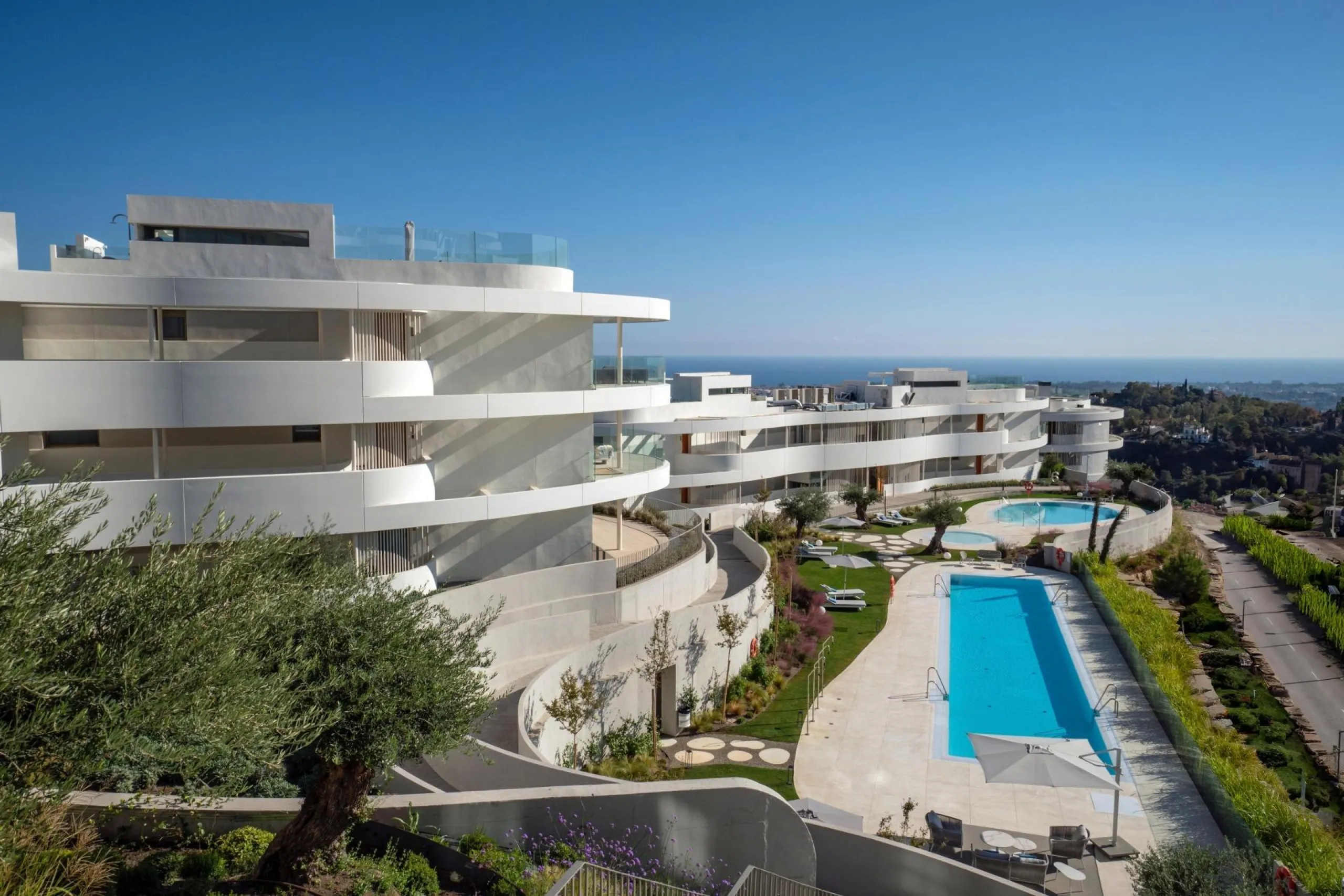 Luxury Living in the Marbella-Benahavís Hills: A Boutique Residential Community& & Prime Location Between Marbella and Benahavís& Nestled between the iconic towns of Marbella and Benahavís, this boutique residential community offers unparalleled 