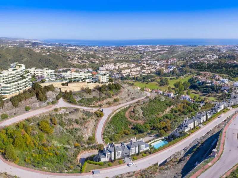 Luxury Living in the Marbella-Benahavís Hills: A Boutique Residential Community& & Prime Location Between Marbella and Benahavís& Nestled between the iconic towns of Marbella and Benahavís, this boutique residential community offers unparalleled 