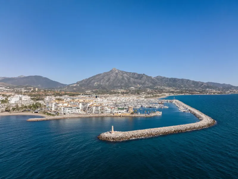 Exclusive Residential Complex in Nueva Andalucia, Marbella& & Luxury and Avant-Garde Design in a Privileged Location& Discover this stunning residential complex of 113 luxury homes, designed with innovative architecture that reinterprets the trad