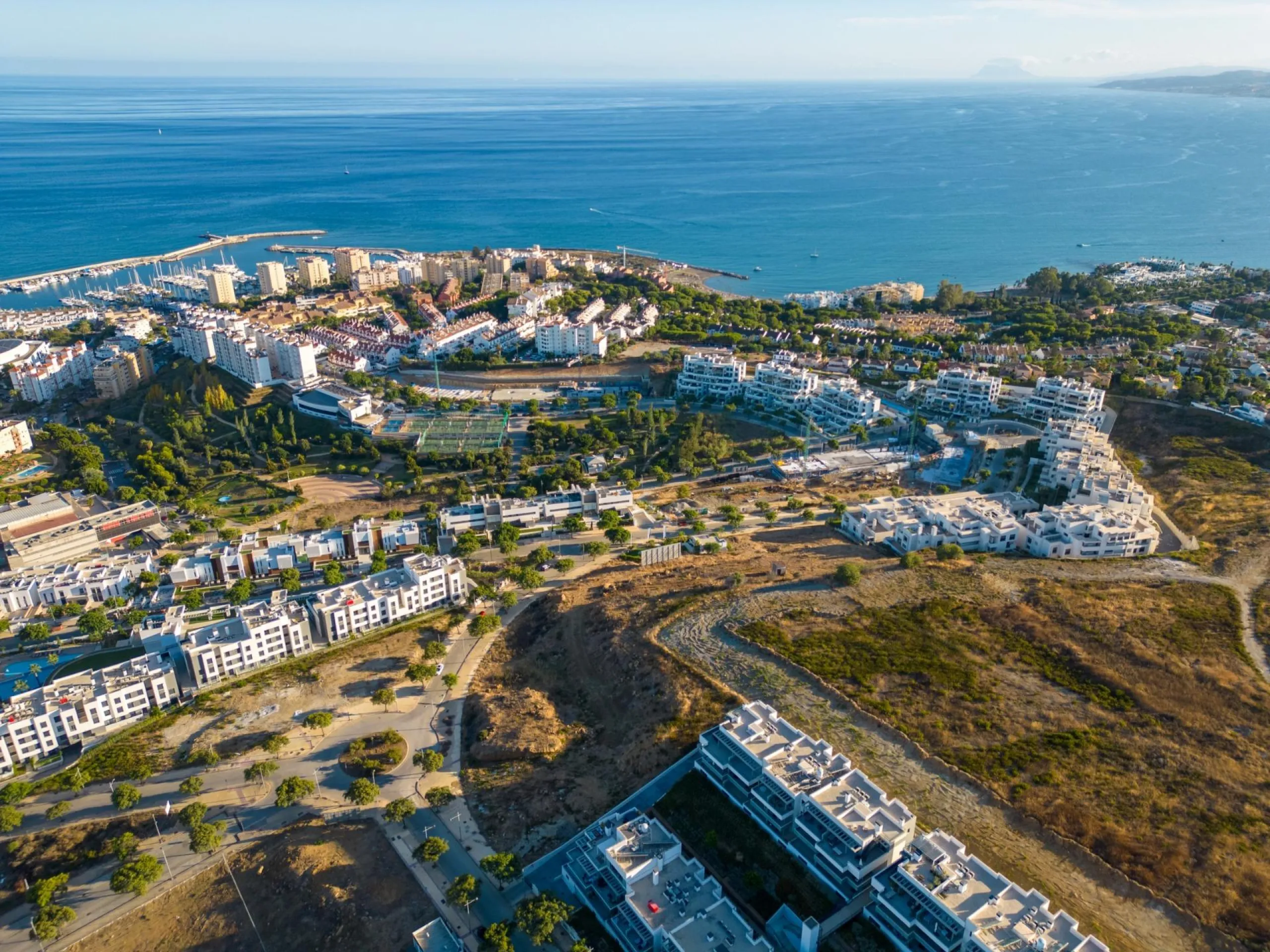 Luxury New Build Apartments in Estepona – Modern Living Near the Mediterranean& & Exclusive Residential Development in Las Mesas& Discover an exclusive new development in Estepona, offering 74 modern apartments across four buildings with 2, 3, an