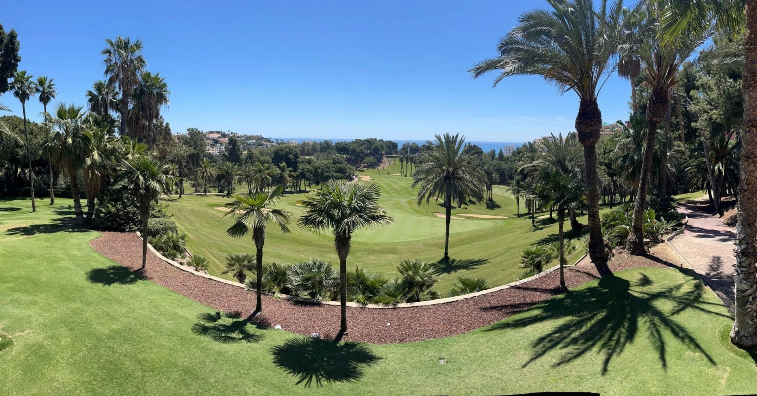 Роскошные новостройки в Torrequebrada Golf - эксклюзивная жизнь в Бенальмадене& & Элегантный дизайн в окружении природы& Откройте для себя новый престижный комплекс в Бенальмадене, где роскошь и природа сливаются воедино. Этот эксклюзивный проект