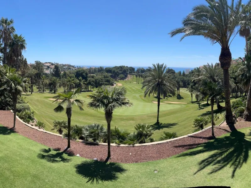 Роскошные новостройки в Torrequebrada Golf - эксклюзивная жизнь в Бенальмадене& & Элегантный дизайн в окружении природы& Откройте для себя новый престижный комплекс в Бенальмадене, где роскошь и природа сливаются воедино. Этот эксклюзивный проект